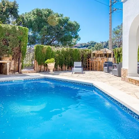 Villa Sleeps 8 Pool Wifi *